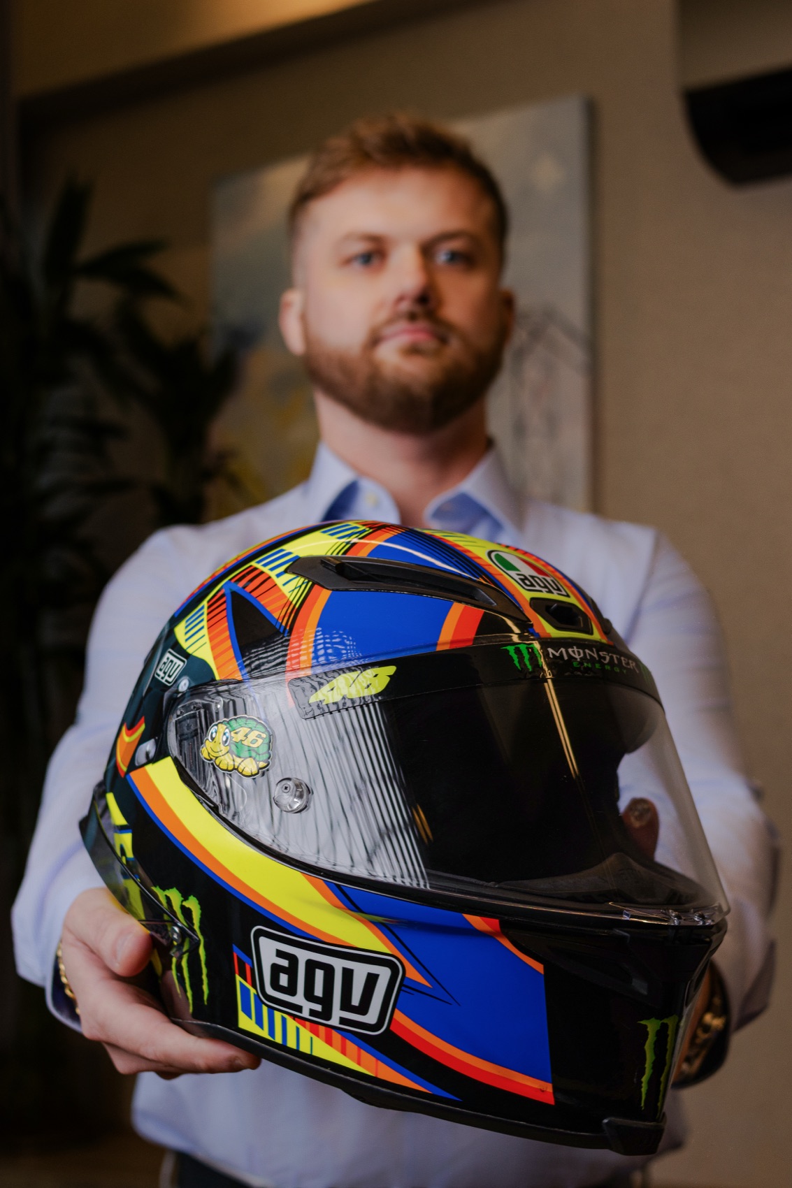 Advogado do escritório com o capacete de moto de um acidente
